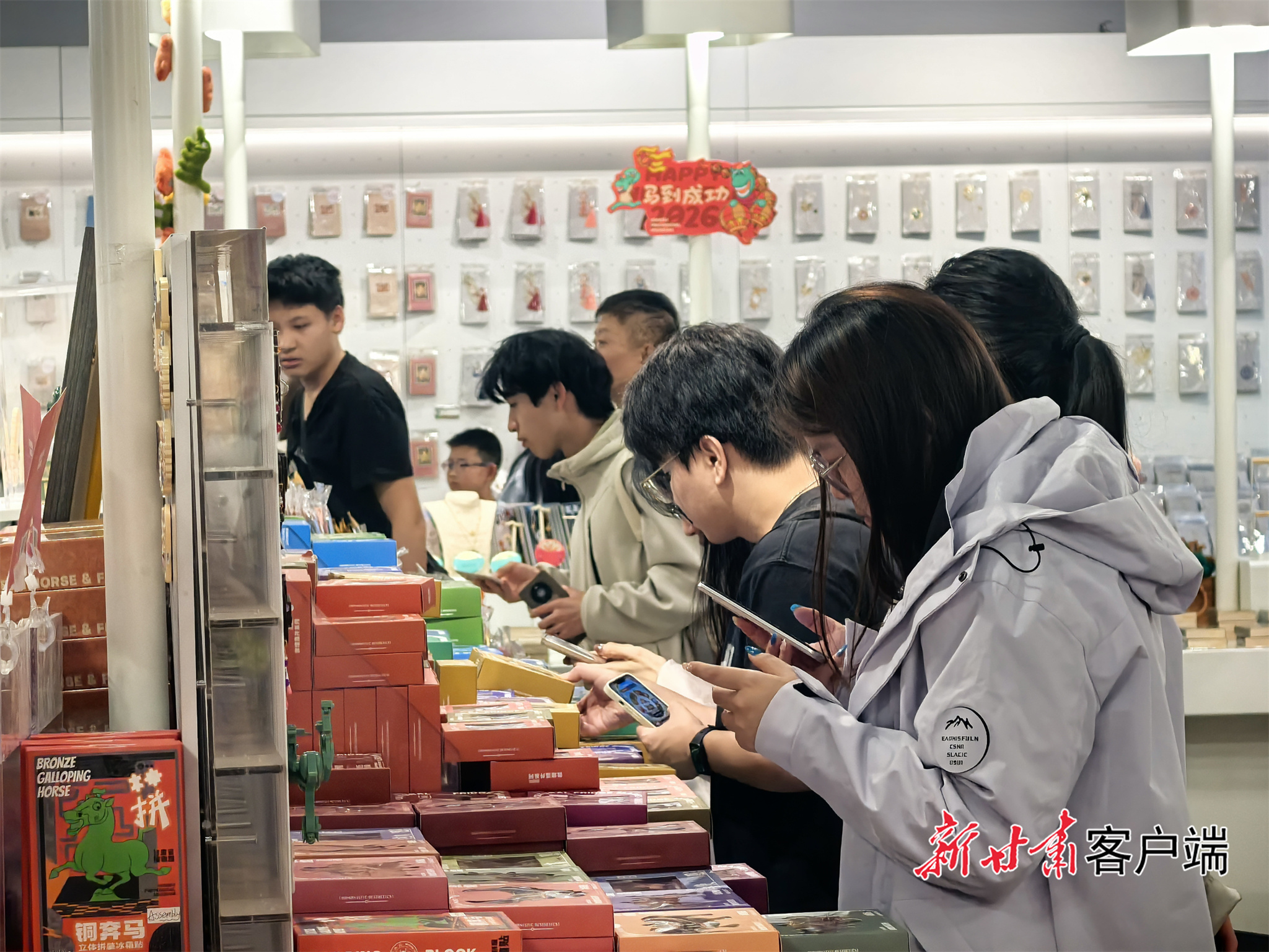 市民游客驻足挑选文创好物