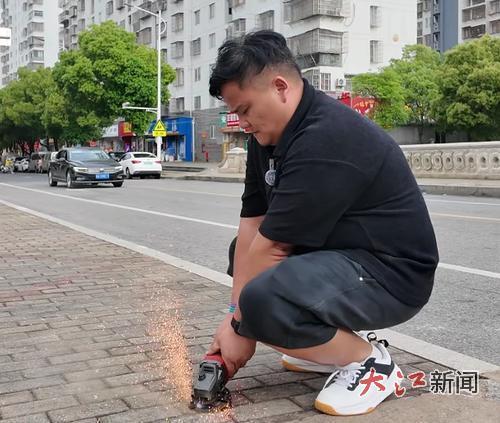 李运华正在切割钉子