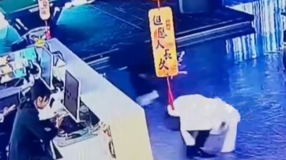 一对男女在足浴店消费后，用衣服盖住头猫着腰开溜