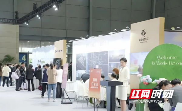 长沙房企展位前人来人往。