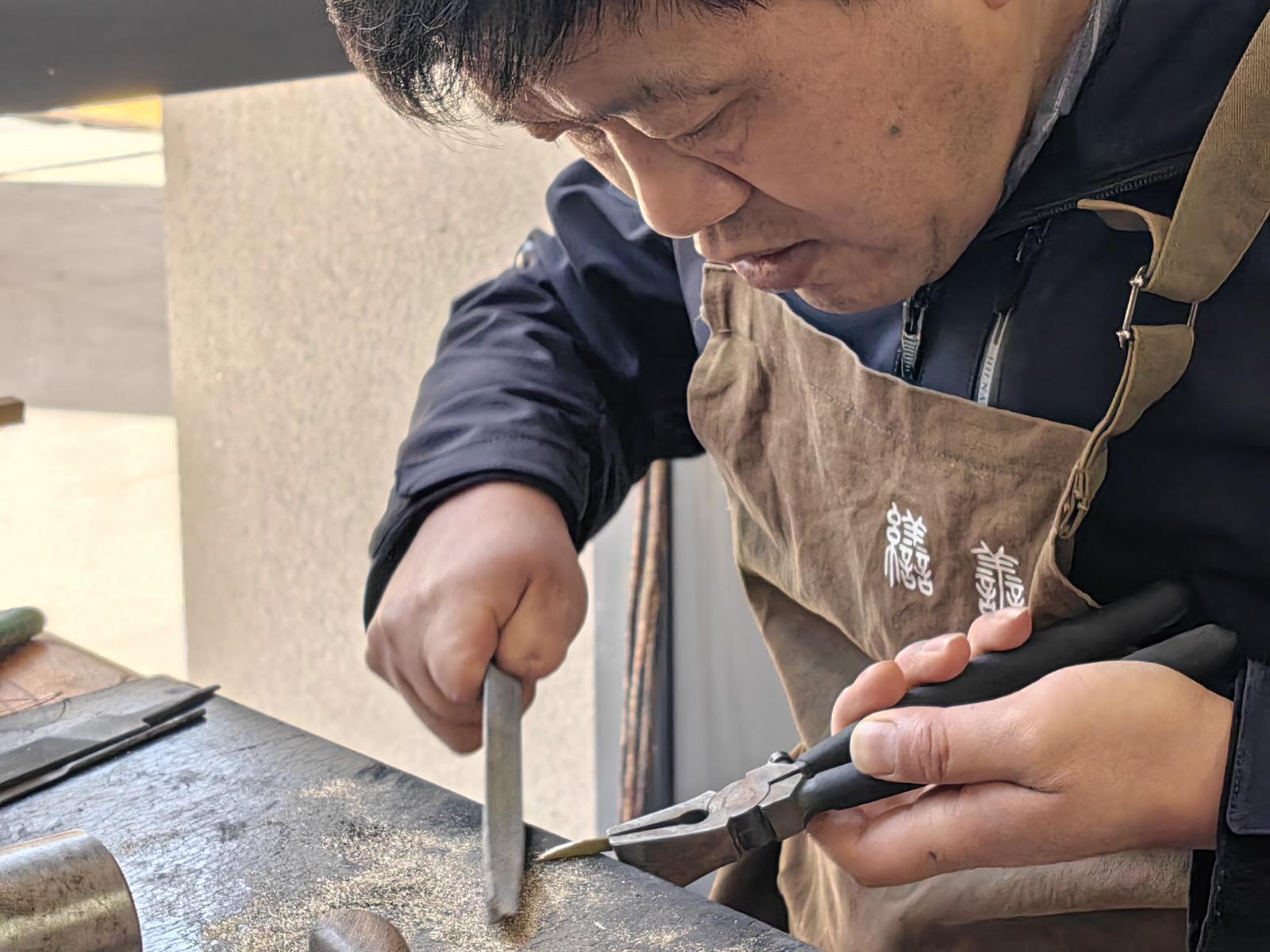 ▲廖敏龙在每颗锔钉中倾入心血
