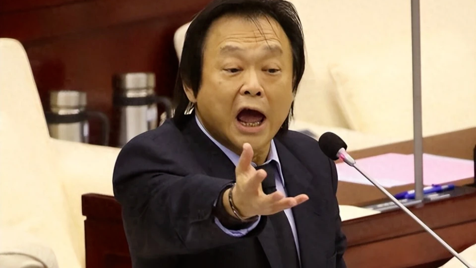 不满王世坚称赞蒋万安，周玉蔻点名开除民进党籍，双方激烈互呛