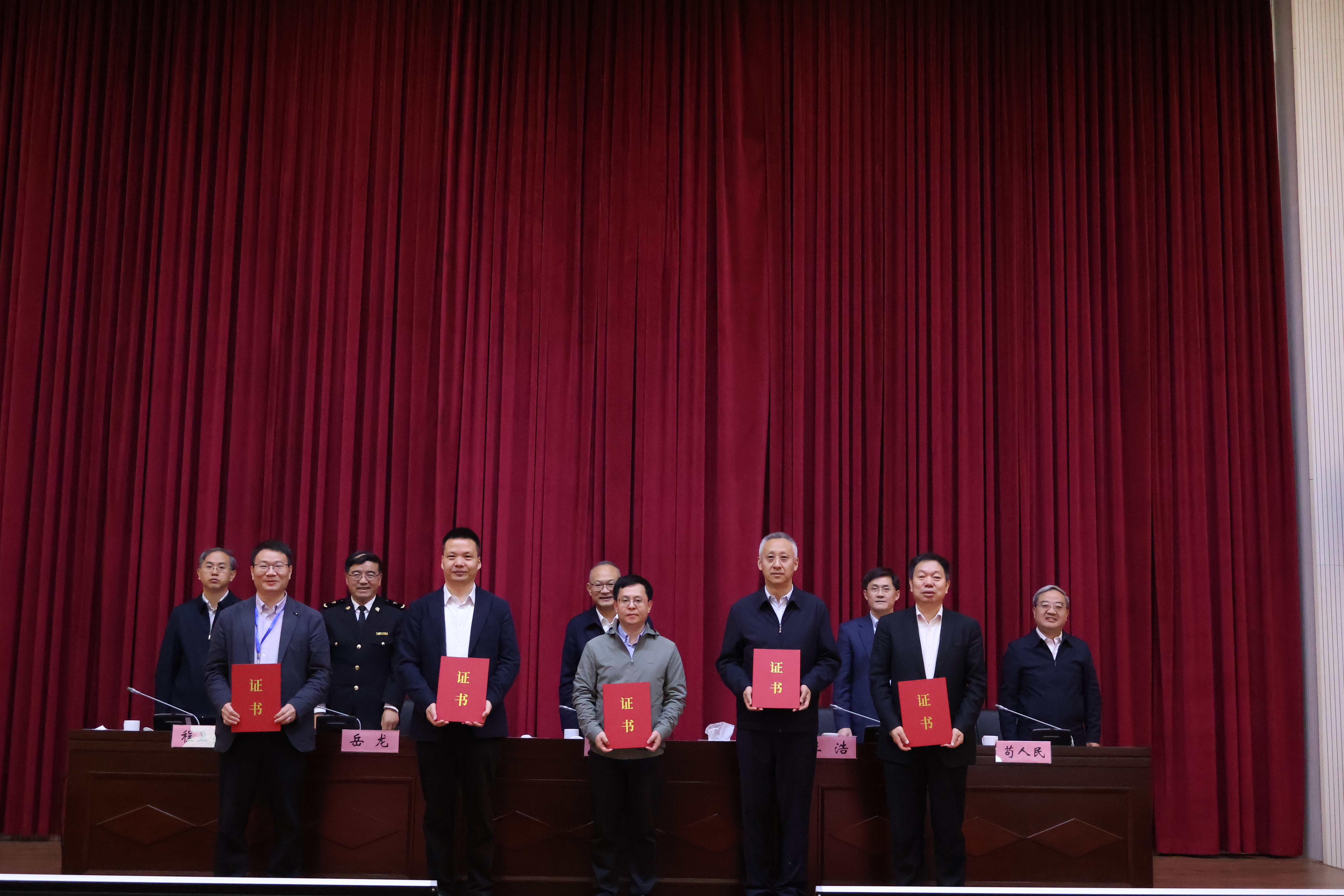 副校长刘翔现场领取证书