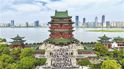 滕王阁景区游人如织