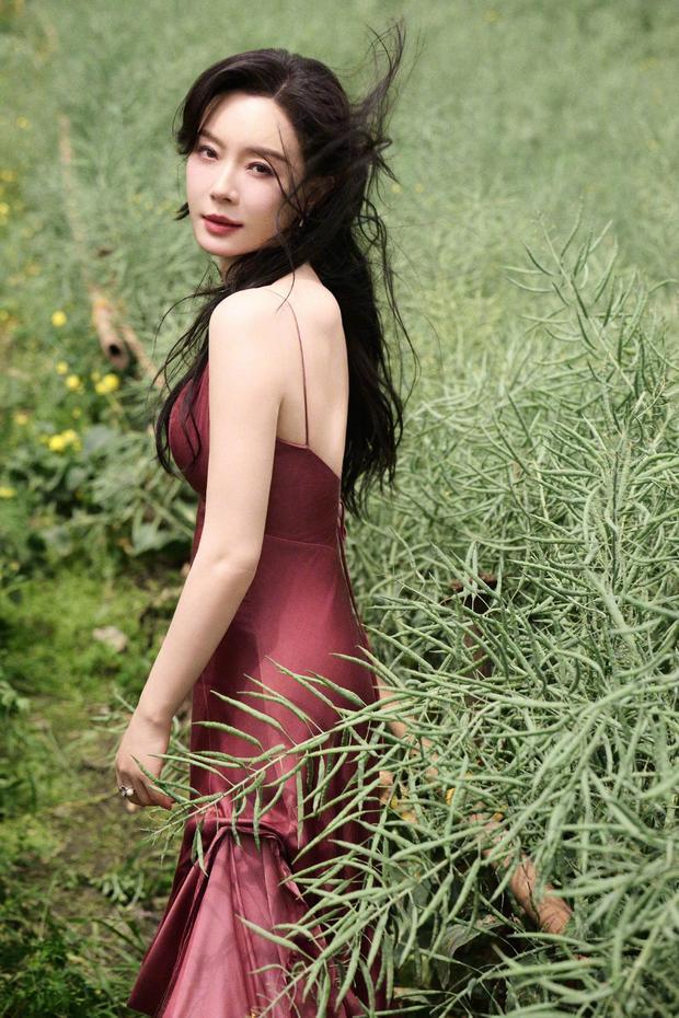 陈数穿吊带裙秀好身材，性感养眼！