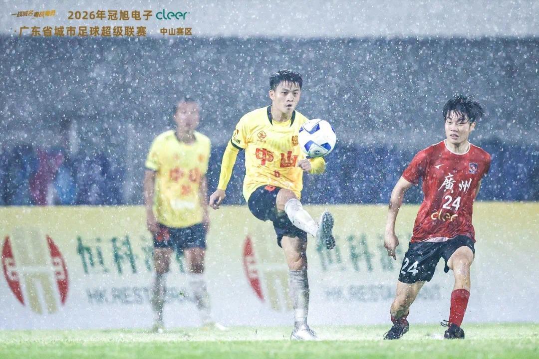 郭文海尹念红看望慰问粤超中山队球员