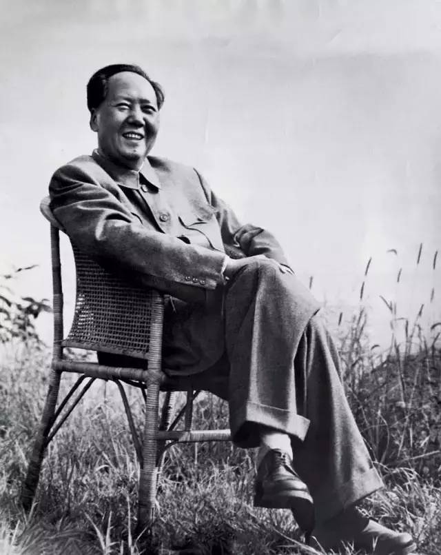 司号员误把主席当匪军，26年后，毛主席笑着说：李大军长，借你宝地开会