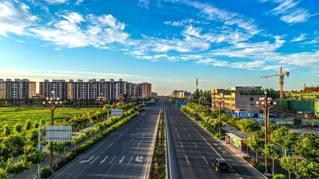 金塔城区道路平整宽阔，交通标线清晰醒目。