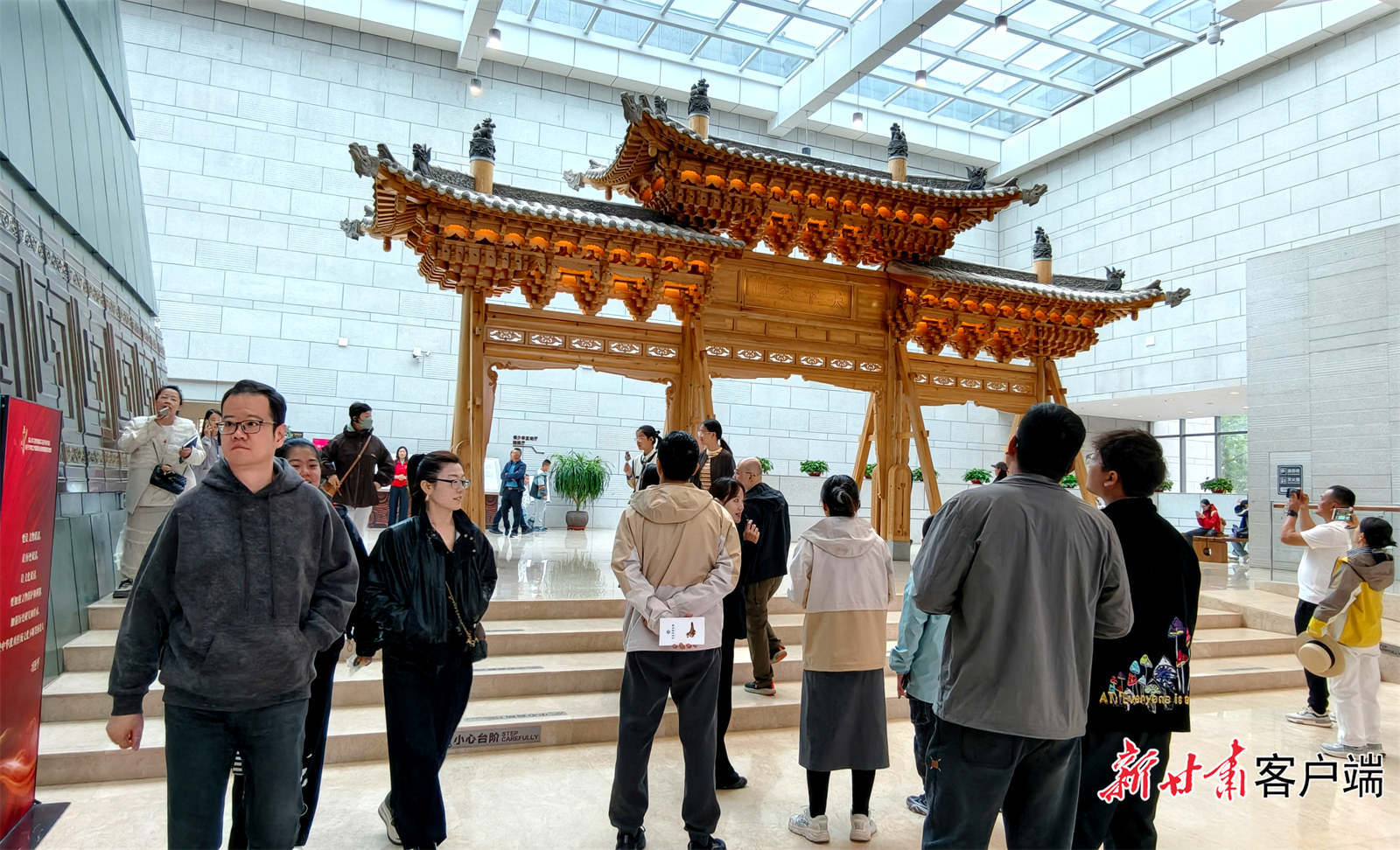 游客们走进武威市博物馆参观游览　本文图片均由新甘肃&middot;甘肃日报记者金奉乾摄