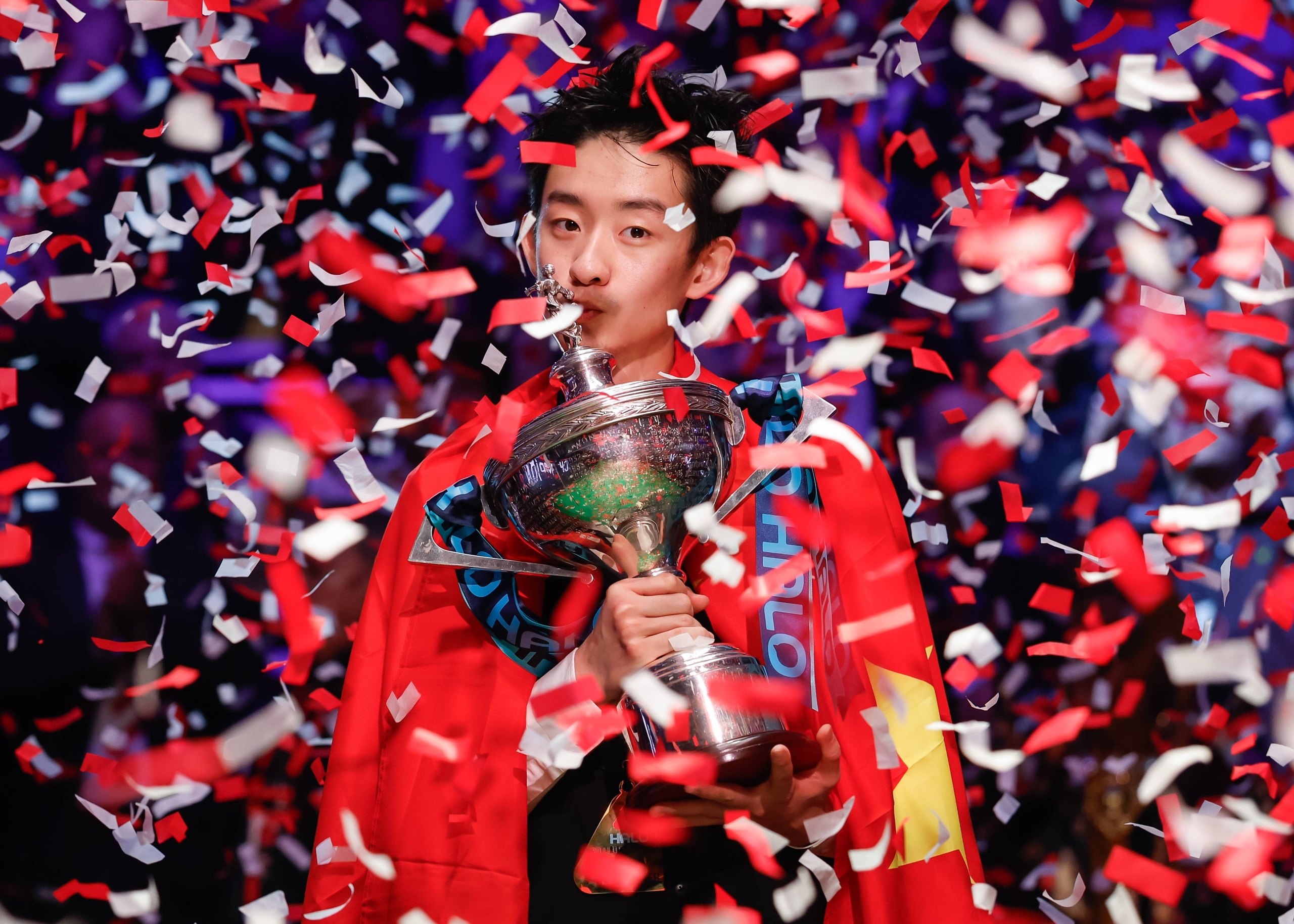 历史第一人！吴宜泽拿下世锦赛冠军