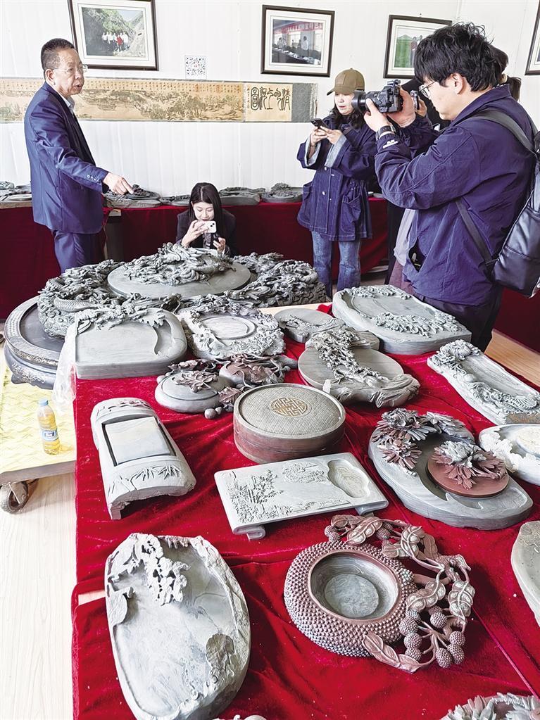 工艺大师徐哲（左）介绍洮砚