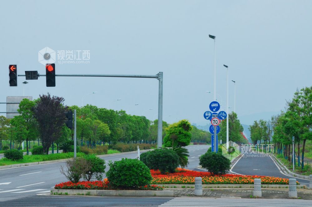 5月9日，在江西省吉安市永新县城区周边道路上，道路两侧绿树成荫，花卉点缀其间，环境整洁优美。
