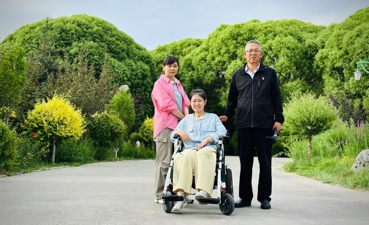 张掖市甘州区政协教科卫体委员会主任唐国增（右）与关爱对象郜薇的合影　甘肃省民政厅供图