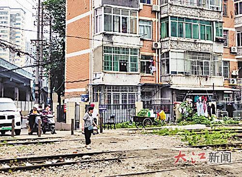南昌市青山路立交桥下仍保留着道口。
