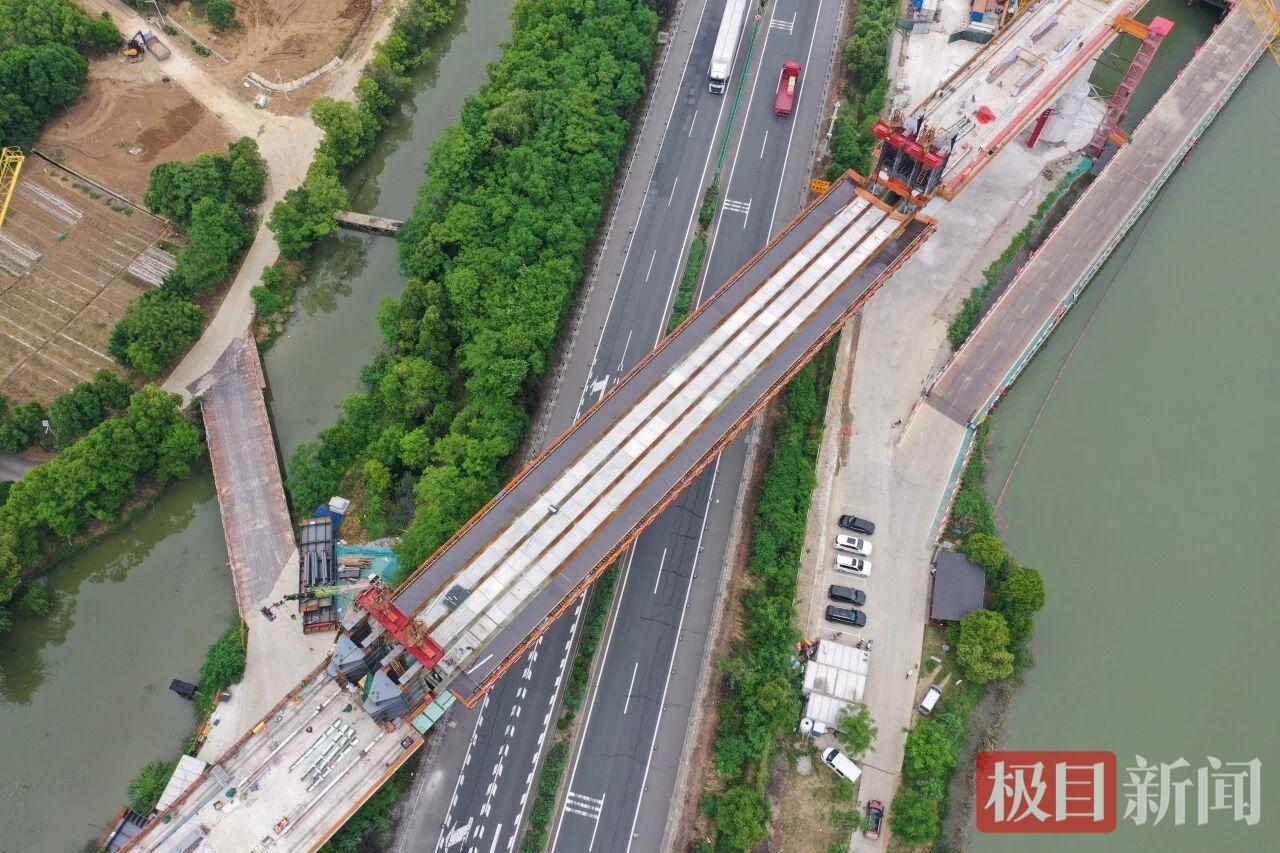 合武高铁湖北段最大跨度钢混连续梁钢梁顶推下放到位(图1)