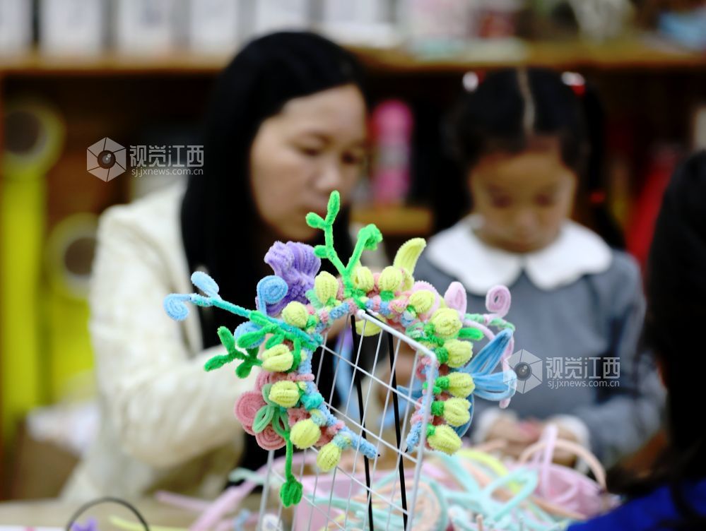 江西分宜：巧手制簪花 温馨过佳节（图）