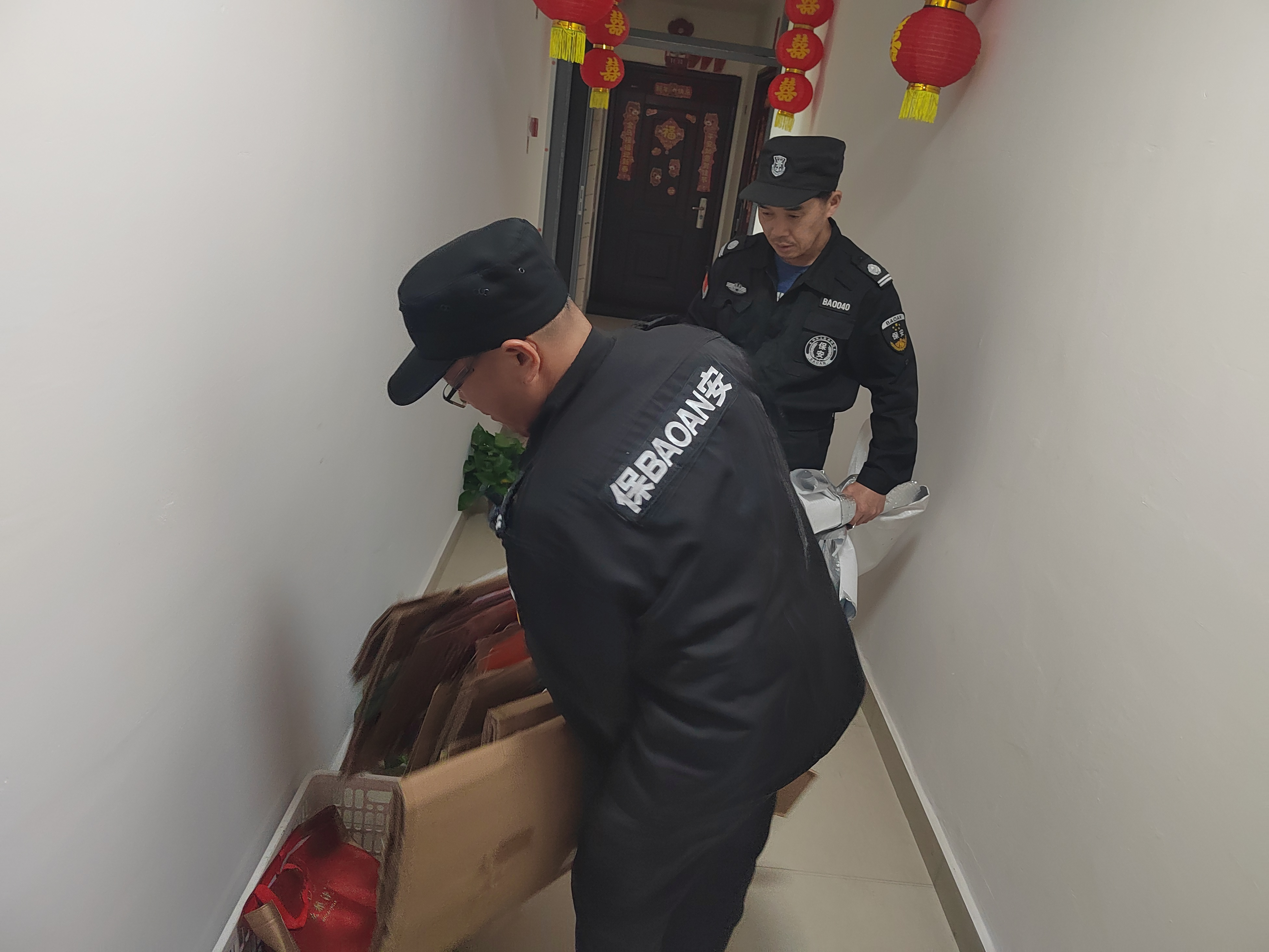 苏州相城太平街道盛荷社区“洁净家园日”：清扫楼道杂物 共筑宜居家园