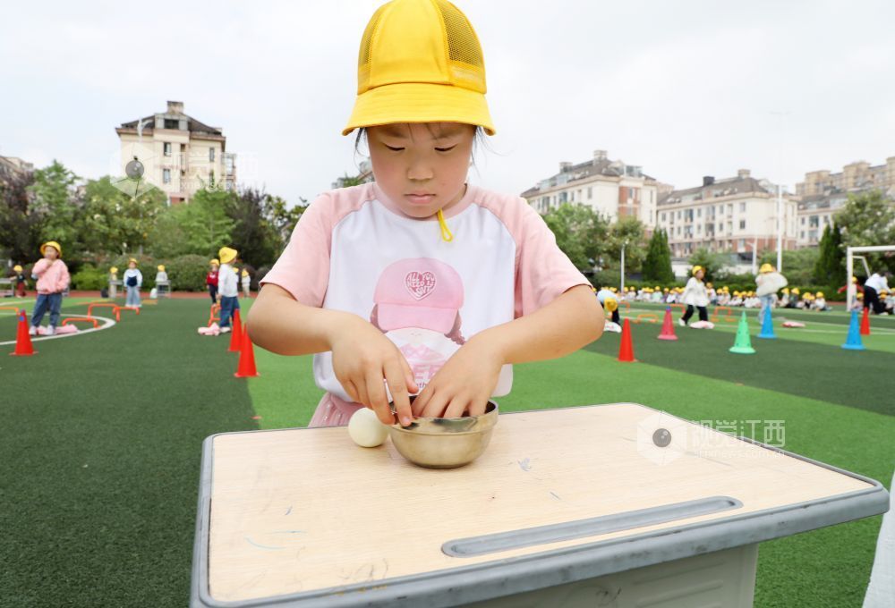 5月14日，江西省新余市渝水区城北街道北湖小学的学生在进行剥鸡蛋比赛。
