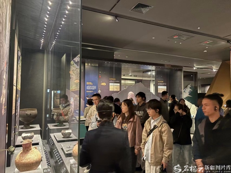 “循着古迹看新疆”主题采访活动的全媒体记者参观自治区博物馆。石榴云/新疆日报记者 玛依古丽&middot;艾依提哈孜摄