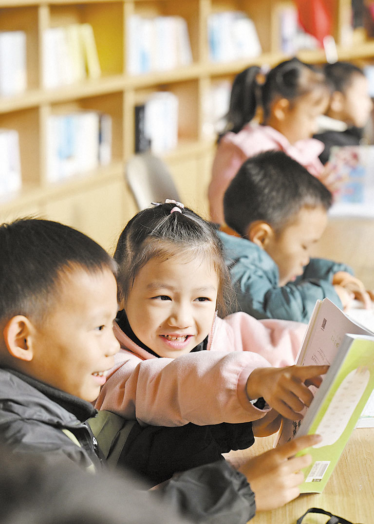 在吉安市吉州区庐陵县学城市书房，孩子们沉浸在阅读的乐趣中。江西日报全媒体记者 吴文兵摄