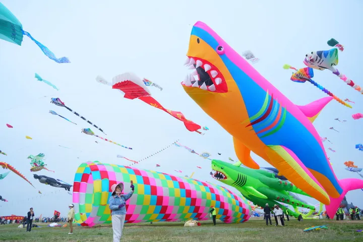 4月17日，在潍坊滨海云门国际放飞场，不少外观独特的风筝展现了设计者的丰富想象力。受访者供图