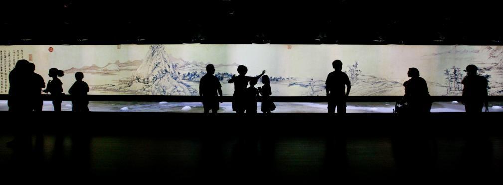 2011年,观众在台北欣赏多媒体版的《富春山居图》。新华社记者 任正来 摄