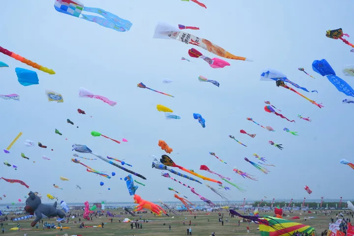 4月17日，在潍坊滨海云门国际放飞场，丰富多彩的风筝为春日增添一抹亮色。受访者供图