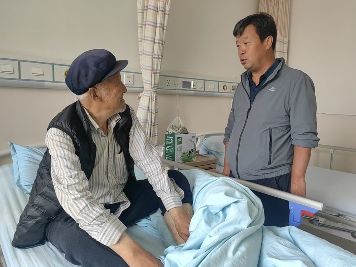 兰州市西固区金沟乡副乡长牟业琼（右）看望结对帮扶的关爱对象　甘肃省民政厅供图
