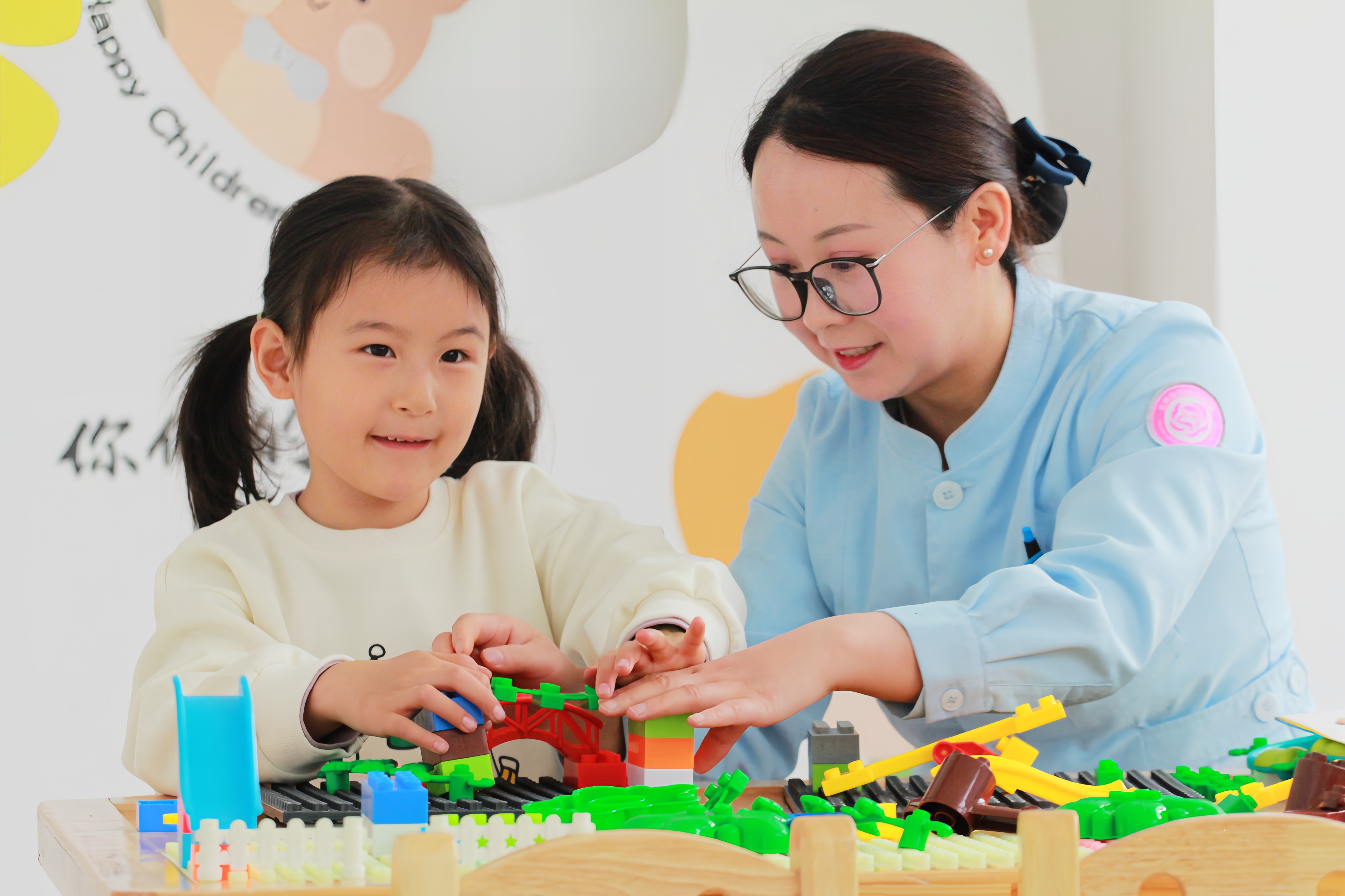 兰州市妇幼保健院儿保科护士与小朋友互动