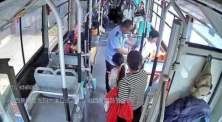 李骅帮扶盲人乘客 视频截图