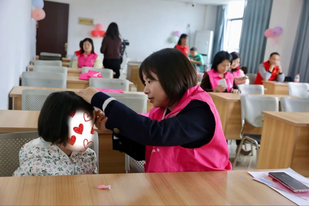 “爱你！”广丰区“爱心爸妈”结对帮扶启动，现场这一幕暖哭了
