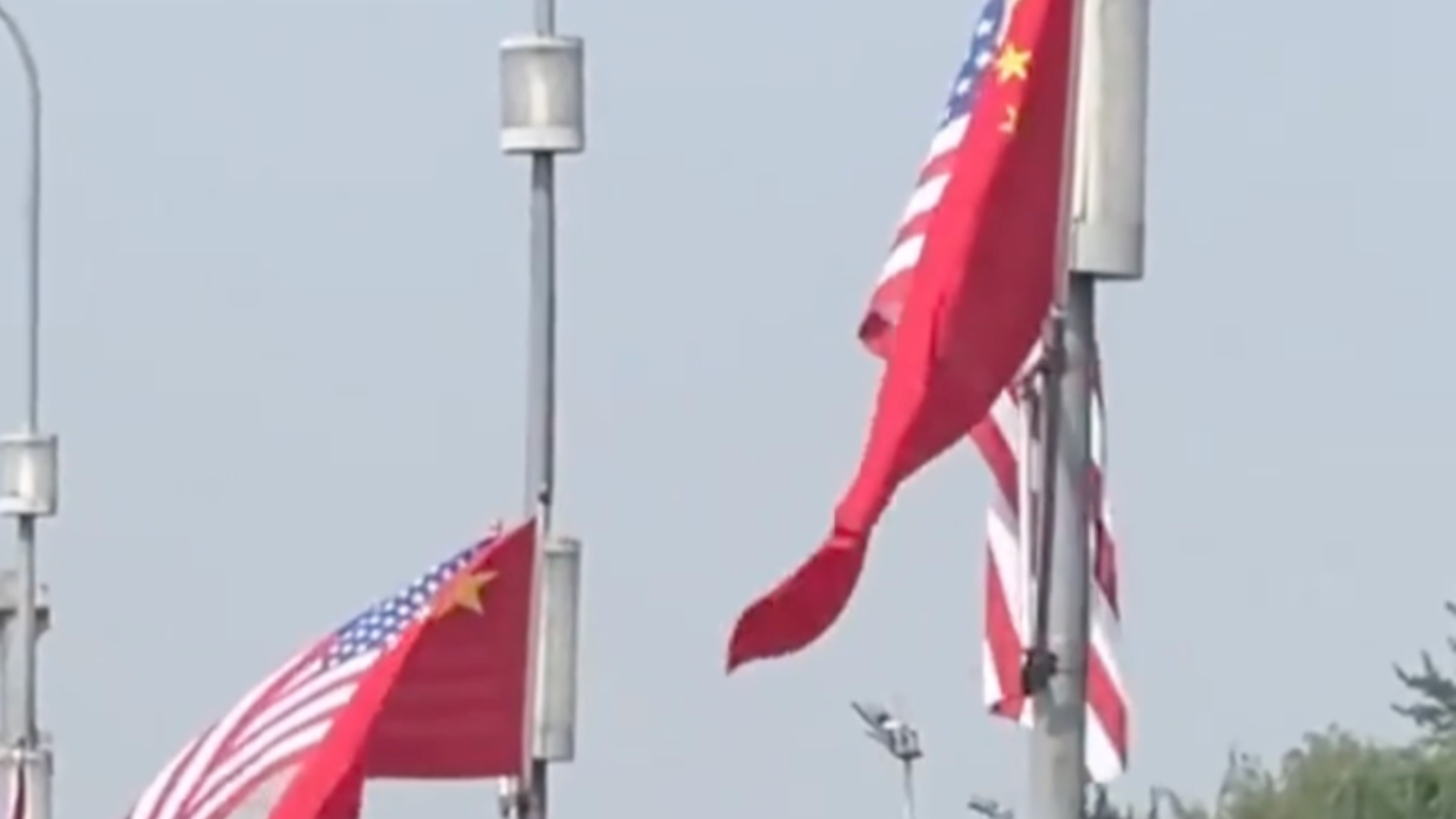 北京机场高速公路附近挂起中美两国国旗