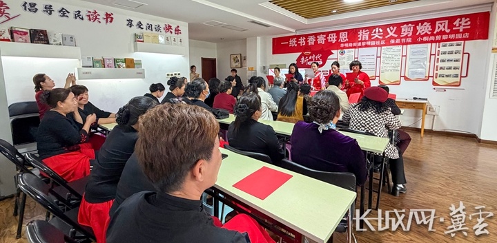 活动现场，志愿者表演诗朗诵。许昊 摄.jpg