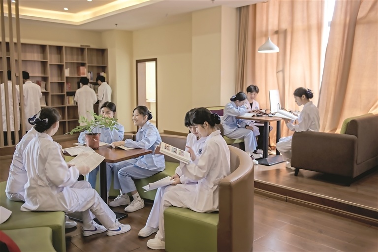上饶卫生健康职业学院图书馆内，护理专业的学生正在翻阅专业书籍。通讯员 饶庆平摄