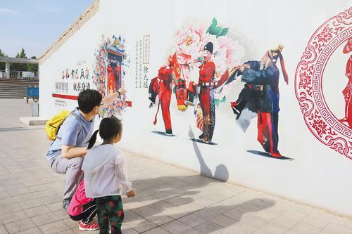 2025年6月，廊坊市民在市人民公园参观廉洁文化墙。（本报资料片）康铁瀚摄