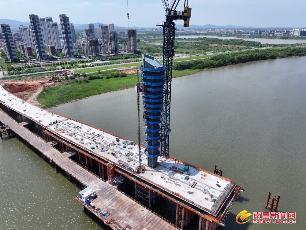 南昌：汇贤大桥首个主塔上塔柱封顶（图）