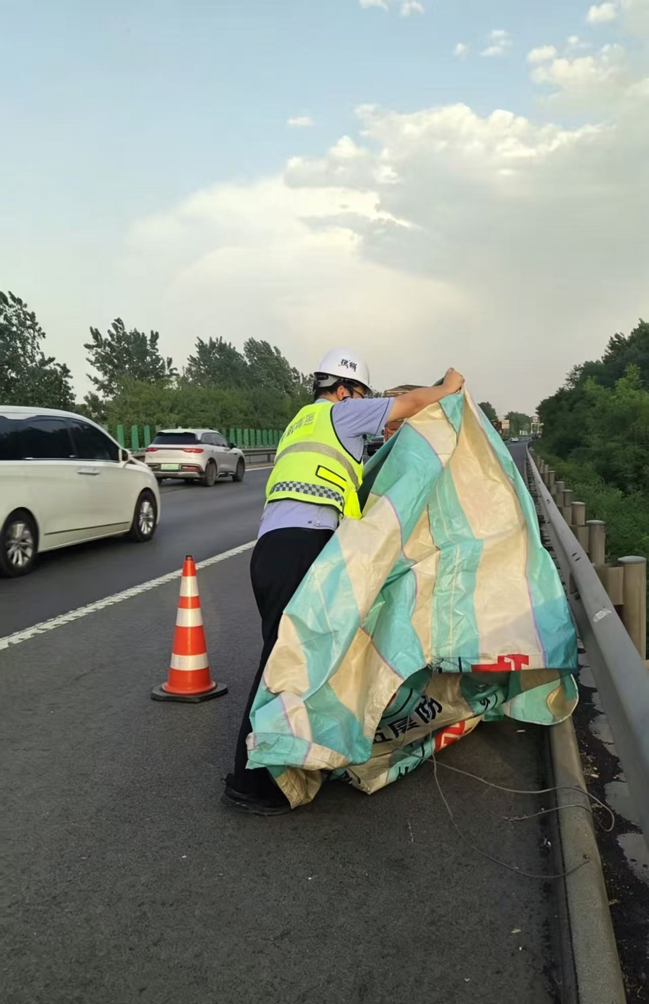 河北高速集团青银分公司:大风天气守路保畅 高速清障护航平安