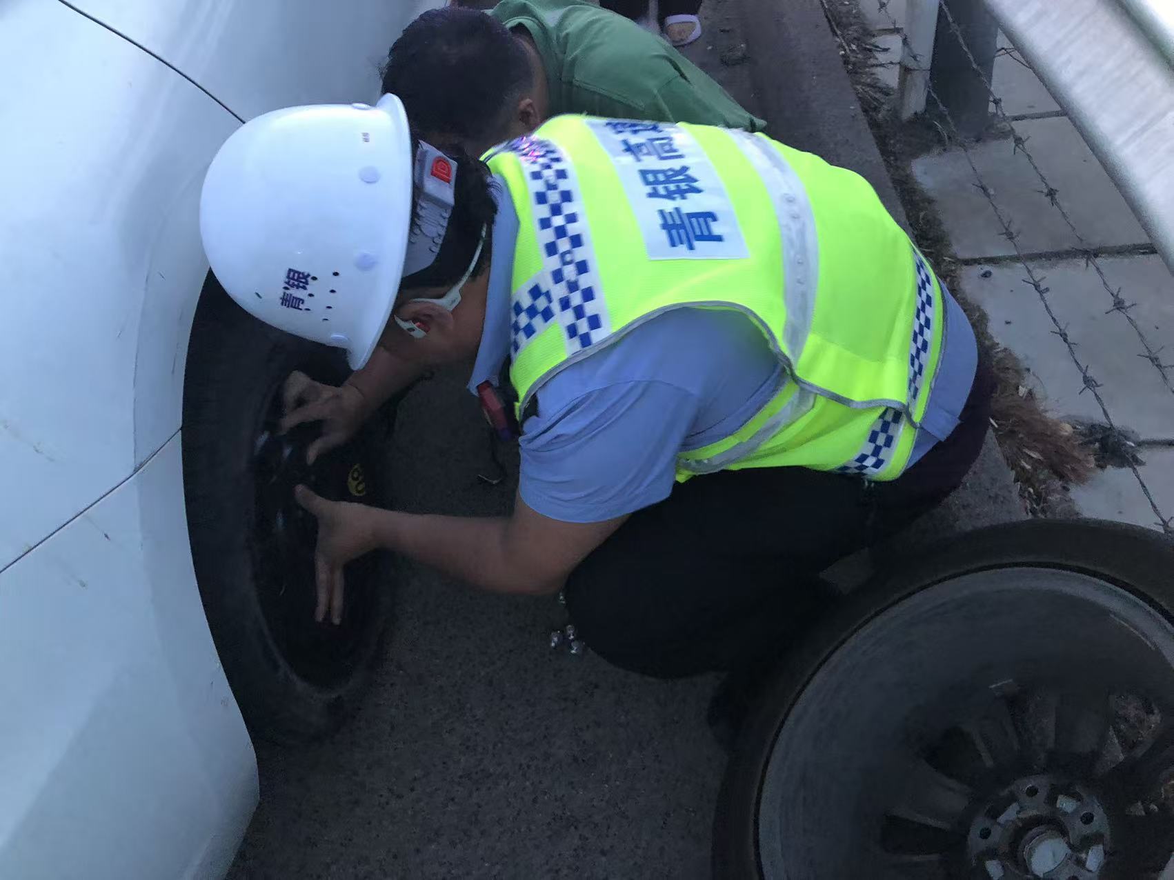 河北高速集团青银分公司:巡查遇爆胎车辆 热心救助解司机燃眉之急