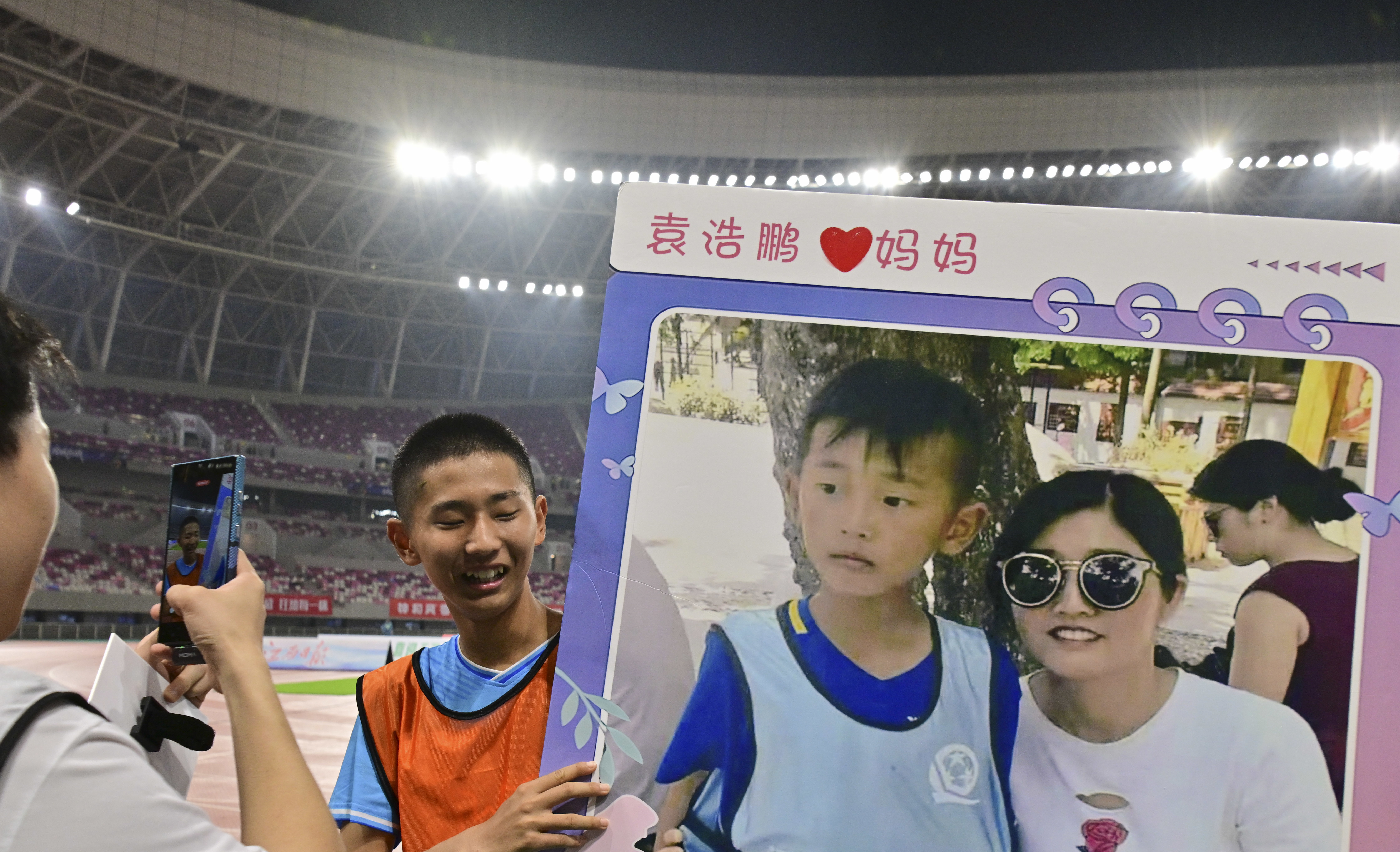 上饶队员袁浩鹏手举与妈妈的大幅合影