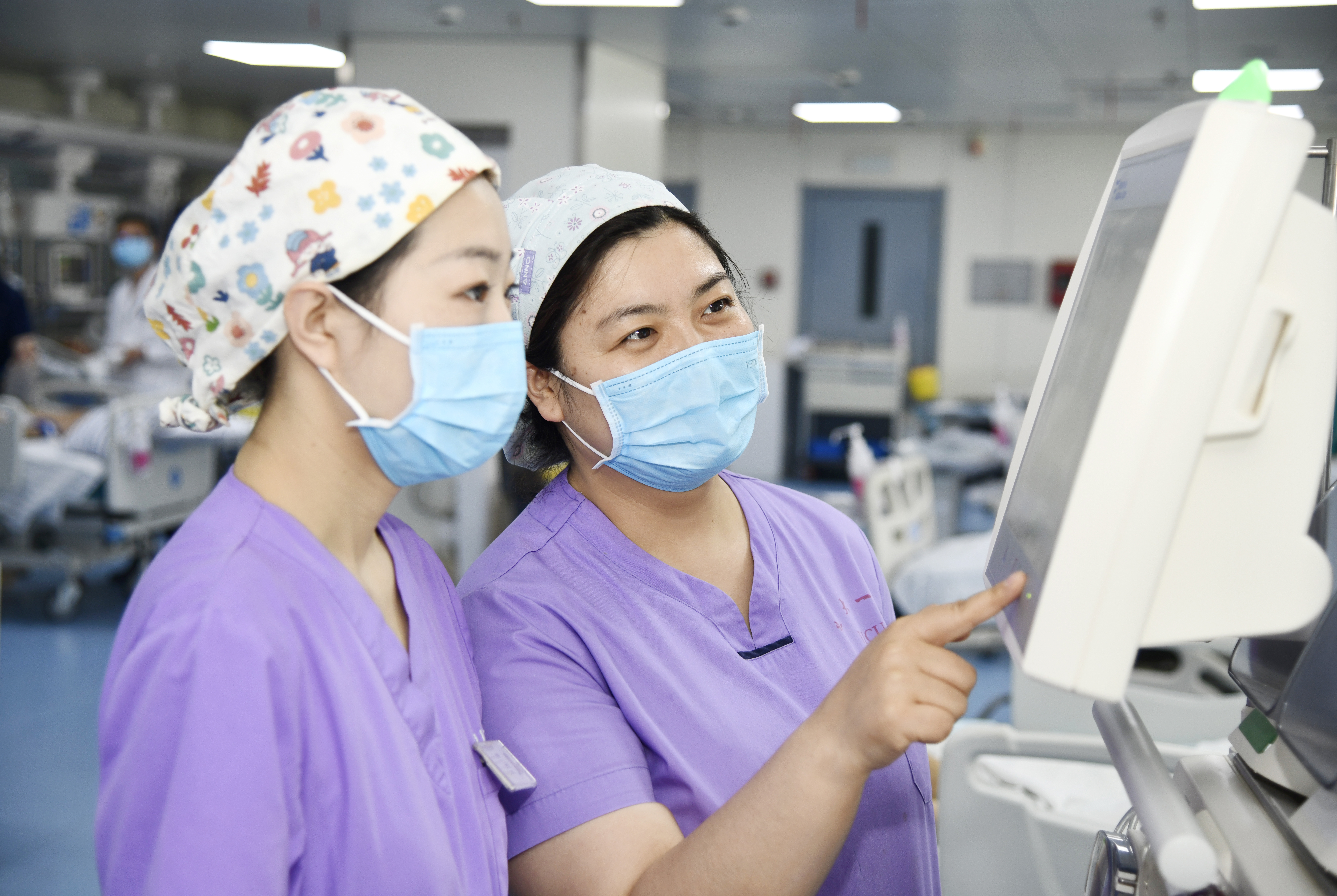 兰大一院急诊重症医学科护士查看监护仪