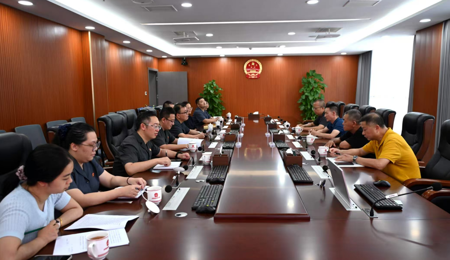 保亭法院为两名退休干警举办 荣誉退休仪式