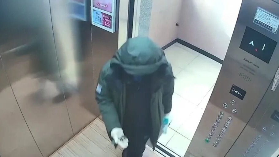 在逃诈骗犯在家狂洗衣服，因用水太多，小区物业报警