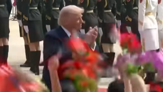 特朗普驻足为中国少年儿童鼓掌：我非常荣幸，这可以说是史无前例的