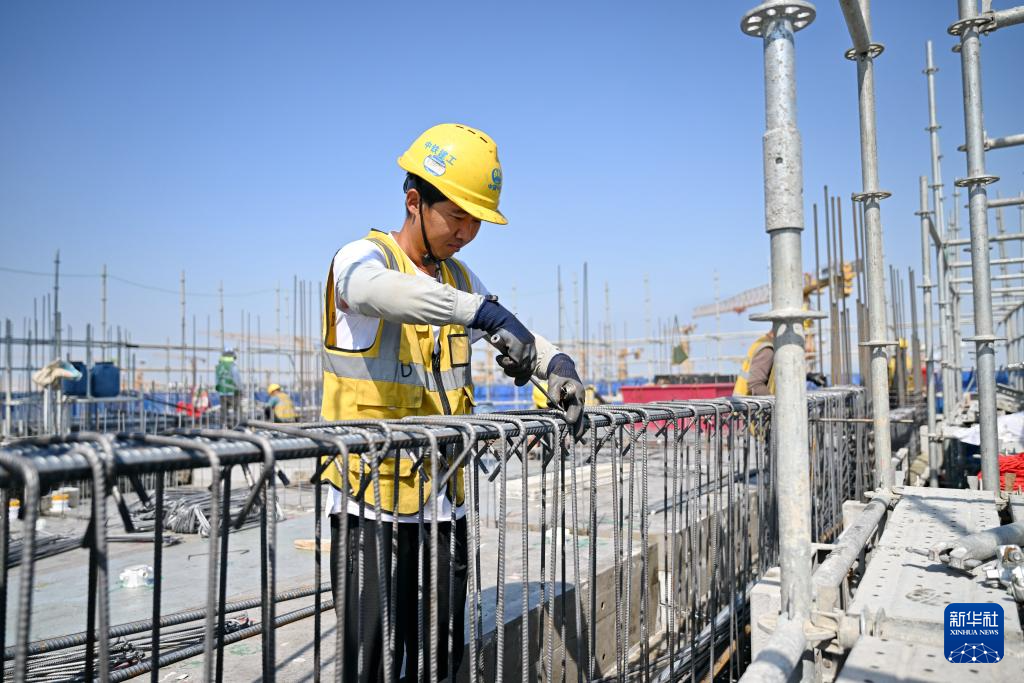 5月8日，中铁建工集团工人在雄安新区大学城疏解配套二期项目住宅部分建设现场捆绑钢筋。