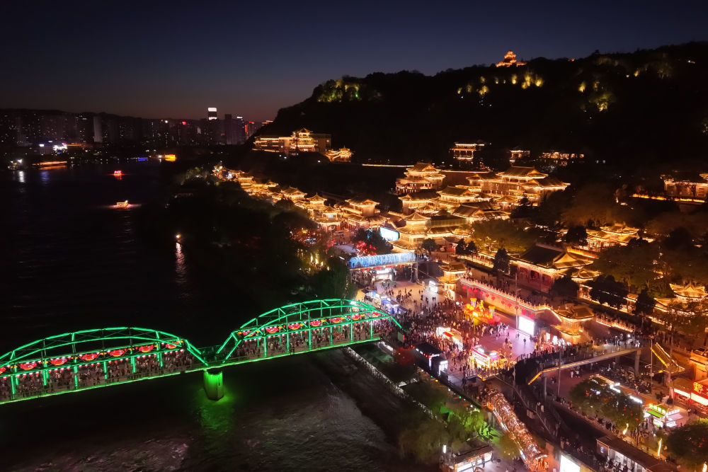 5月3日拍摄的兰州黄河铁桥——中山桥和兰州金城关文化旅游街区夜景（无人机照片）　新华社发（江雪松　摄）