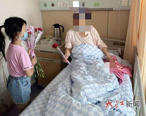 谢丽萍的孩子给女患者送上母亲节的祝福。