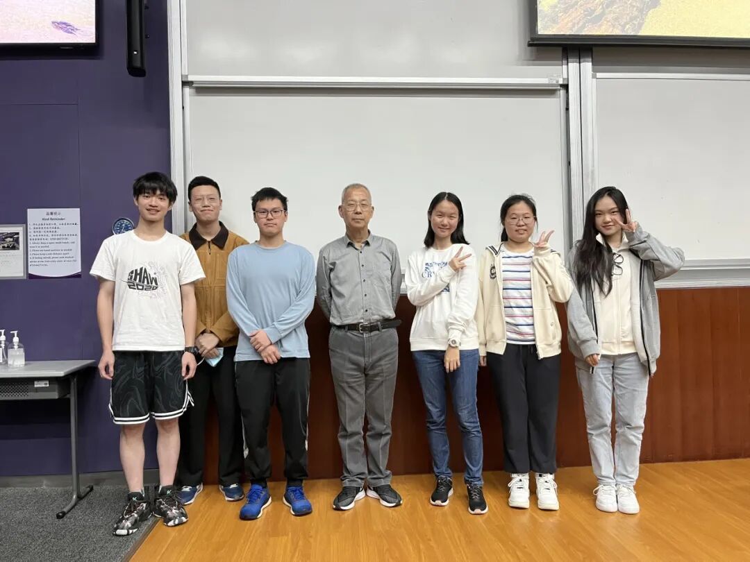 荣誉微积分（II）结课后周诗璟（左二）与潘兴斌教授（中）、同学们合影