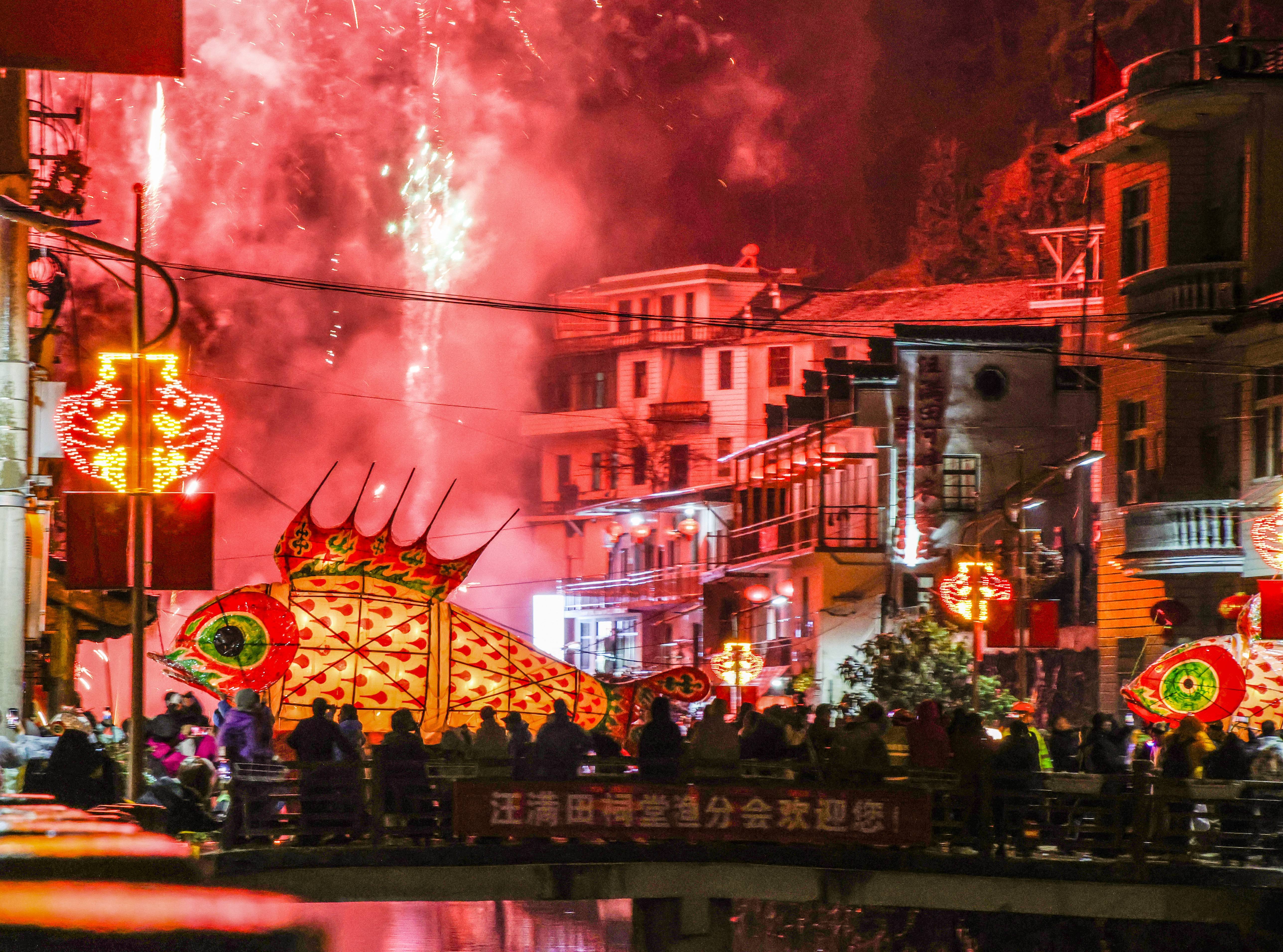 灯影流转中的徽州年俗,“徽州鱼灯:非遗文化的当代光影与活化新生“获评文旅品牌国际论坛“文化破圈创新案例”
