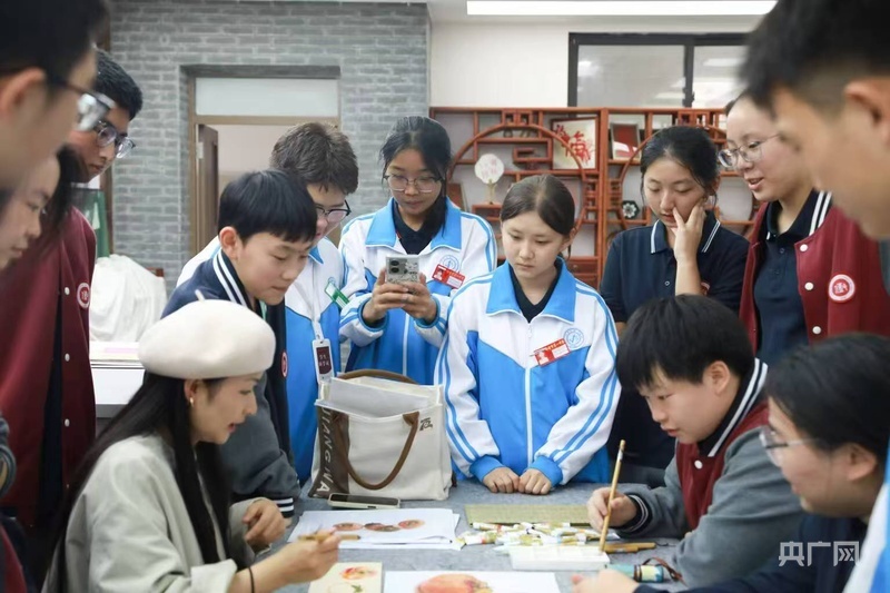 2025年10月,哈密市第一中学24名学生在重庆市开展研学活动 (央广网发 哈密市第一中学供图)