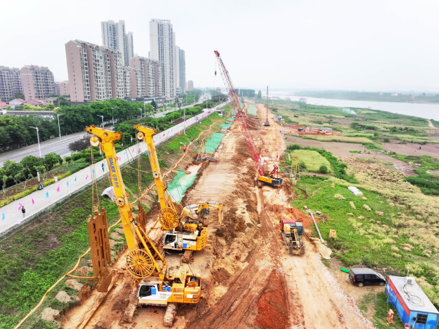 （洞庭湖区重点垸堤防加固，保障洞庭安澜。柏依朴摄）